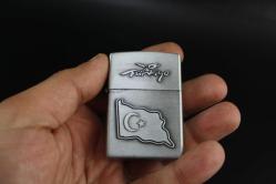 SİLVER  METAL BENZİNLİ KABARTMALI ÇAKMAK SIFIR SIFIR  BÖYLESİ COK ZOR GELİR BAKMAYAN PİŞMAN OLUR KOLLEKSİYON SERİ (YENİ RAF--64