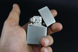 SİLVER  METAL BENZİNLİ KABARTMALI ÇAKMAK SIFIR SIFIR  BÖYLESİ COK ZOR GELİR BAKMAYAN PİŞMAN OLUR KOLLEKSİYON SERİ (YENİ RAF--64