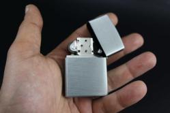 SİLVER  METAL BENZİNLİ KABARTMALI ÇAKMAK SIFIR SIFIR  BÖYLESİ COK ZOR GELİR BAKMAYAN PİŞMAN OLUR KOLLEKSİYON SERİ (YENİ RAF--65