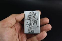 SİLVER  METAL BENZİNLİ KABARTMALI ÇAKMAK SIFIR SIFIR  BÖYLESİ COK ZOR GELİR BAKMAYAN PİŞMAN OLUR KOLLEKSİYON SERİ (YENİ RAF--66