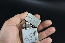 SİLVER  METAL BENZİNLİ KABARTMALI ÇAKMAK SIFIR SIFIR  BÖYLESİ COK ZOR GELİR BAKMAYAN PİŞMAN OLUR KOLLEKSİYON SERİ (YENİ RAF--66