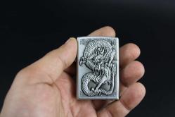 SİLVER  METAL BENZİNLİ KABARTMALI ÇAKMAK SIFIR SIFIR  BÖYLESİ COK ZOR GELİR BAKMAYAN PİŞMAN OLUR KOLLEKSİYON SERİ (YENİ RAF--67