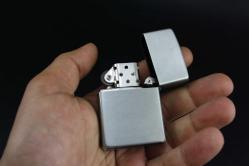 SİLVER  METAL BENZİNLİ KABARTMALI ÇAKMAK SIFIR SIFIR  BÖYLESİ COK ZOR GELİR BAKMAYAN PİŞMAN OLUR KOLLEKSİYON SERİ (YENİ RAF--67