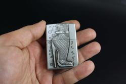 SİLVER  METAL BENZİNLİ KABARTMALI ÇAKMAK SIFIR SIFIR  BÖYLESİ COK ZOR GELİR BAKMAYAN PİŞMAN OLUR KOLLEKSİYON SERİ (YENİ RAF--68