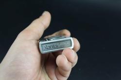 SİLVER  METAL BENZİNLİ KABARTMALI ÇAKMAK SIFIR SIFIR  BÖYLESİ COK ZOR GELİR BAKMAYAN PİŞMAN OLUR KOLLEKSİYON SERİ (YENİ RAF--68