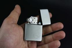 SİLVER  METAL BENZİNLİ KABARTMALI ÇAKMAK SIFIR SIFIR  BÖYLESİ COK ZOR GELİR BAKMAYAN PİŞMAN OLUR KOLLEKSİYON SERİ (YENİ RAF--68