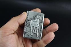 SİLVER  METAL BENZİNLİ KABARTMALI ÇAKMAK SIFIR SIFIR  BÖYLESİ COK ZOR GELİR BAKMAYAN PİŞMAN OLUR KOLLEKSİYON SERİ (YENİ RAF--69