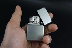 SİLVER  METAL BENZİNLİ KABARTMALI ÇAKMAK SIFIR SIFIR  BÖYLESİ COK ZOR GELİR BAKMAYAN PİŞMAN OLUR KOLLEKSİYON SERİ (YENİ RAF--69