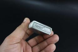 SİLVER  METAL BENZİNLİ KABARTMALI ÇAKMAK SIFIR SIFIR  BÖYLESİ COK ZOR GELİR BAKMAYAN PİŞMAN OLUR KOLLEKSİYON SERİ (YENİ RAF--71