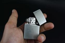 SİLVER  METAL BENZİNLİ KABARTMALI ÇAKMAK SIFIR SIFIR  BÖYLESİ COK ZOR GELİR BAKMAYAN PİŞMAN OLUR KOLLEKSİYON SERİ (YENİ RAF--71