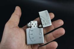 SİLVER  METAL BENZİNLİ KABARTMALI ÇAKMAK SIFIR SIFIR  BÖYLESİ COK ZOR GELİR BAKMAYAN PİŞMAN OLUR KOLLEKSİYON SERİ (YENİ RAF--72