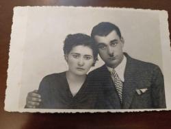 KRT79---- BADEM BIYIKLU ADAM VE EŞİ STÜDYO FOTOĞRAFI