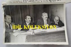 CENGİZ ÇANDAR'IN ORİJİNAL FOTOĞRAFI - 18 x 12 cm EBADINDA - CENGİZ ÇANDAR, MÜLKİYELİLER HAFTASI DOLAYISIYLA MÜLKİYELİLER BİRLİĞİNCE ''DEĞİŞEN DÜNYADA TÜRKİYE'NİN DIŞ POLİTİKASI ve GÜVENLİĞİ'' KONULU PANELDE HALUK BELGEL, MEHMET ALİ BİRAND, HİKMET ÇETİN, İHSAN SABRİ ÇAĞLAYANGİL ve ÜMİT PAMİK'LE KONUŞMA YAPARKEN ÇEKİLMİŞ BİR KARE. 1988