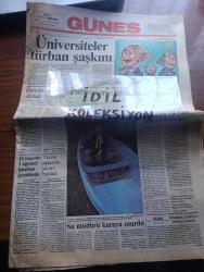 Güneş Gazetesi - Turkish Newspaper - 27 Ekim 1990 - üniversiteliler türban şaşkını - benzine zam 40 doları bekliyor - İstanbul Su ve kanalizasyon idaresi Genel Müdürü Ergun Göknel Terkos gölü'nde Fotoğrafı - Necmettin Erbakan Gorbaçov'a brifing verecek - işkencenin adı AIDS oldu - YÖK Başkanı İhsan Doğramacı'ya tazminat davası - Kadirli'de dağ başında Hitit müzesi Fotoğrafı - Laik Türkiye yürüyüşüne islamcılar da katılıyor - PKK bakkal öldürdü - azınlık olmak Balkanlar ve Kıbrıs yazan Cengiz Çandar - Benazir Butto için şimdi de yerel seçim sınavı - Oruç Auroba Tümceler adlı ilk kitabında dilin olanaklarını araştırıyor Fotoğrafı - satrançta Kasparov beraberlik istedi - Ankara Devlet tiyatrosundan yeni oyun pervaneler - Füsun Önal kimse kitabımdan korkmasın Fotoğrafı - Adnan Kahveci ile ANAP'lı komisyon üyeleri KDV kavgasına tutuştu - Fruko Tamek'te grev - Galleria'da tiyatro günleri - Fenerbahçe basketbolda Beslen'i ezdi geçti - Trabzonspor'da hedef 666. gol - milli takım 68 yaşında