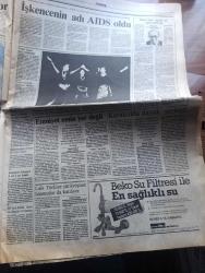 Güneş Gazetesi - Turkish Newspaper - 27 Ekim 1990 - üniversiteliler türban şaşkını - benzine zam 40 doları bekliyor - İstanbul Su ve kanalizasyon idaresi Genel Müdürü Ergun Göknel Terkos gölü'nde Fotoğrafı - Necmettin Erbakan Gorbaçov'a brifing verecek - işkencenin adı AIDS oldu - YÖK Başkanı İhsan Doğramacı'ya tazminat davası - Kadirli'de dağ başında Hitit müzesi Fotoğrafı - Laik Türkiye yürüyüşüne islamcılar da katılıyor - PKK bakkal öldürdü - azınlık olmak Balkanlar ve Kıbrıs yazan Cengiz Çandar - Benazir Butto için şimdi de yerel seçim sınavı - Oruç Auroba Tümceler adlı ilk kitabında dilin olanaklarını araştırıyor Fotoğrafı - satrançta Kasparov beraberlik istedi - Ankara Devlet tiyatrosundan yeni oyun pervaneler - Füsun Önal kimse kitabımdan korkmasın Fotoğrafı - Adnan Kahveci ile ANAP'lı komisyon üyeleri KDV kavgasına tutuştu - Fruko Tamek'te grev - Galleria'da tiyatro günleri - Fenerbahçe basketbolda Beslen'i ezdi geçti - Trabzonspor'da hedef 666. gol - milli takım 68 yaşında