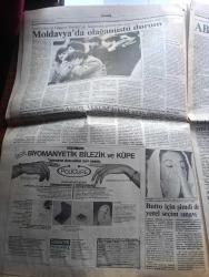 Güneş Gazetesi - Turkish Newspaper - 27 Ekim 1990 - üniversiteliler türban şaşkını - benzine zam 40 doları bekliyor - İstanbul Su ve kanalizasyon idaresi Genel Müdürü Ergun Göknel Terkos gölü'nde Fotoğrafı - Necmettin Erbakan Gorbaçov'a brifing verecek - işkencenin adı AIDS oldu - YÖK Başkanı İhsan Doğramacı'ya tazminat davası - Kadirli'de dağ başında Hitit müzesi Fotoğrafı - Laik Türkiye yürüyüşüne islamcılar da katılıyor - PKK bakkal öldürdü - azınlık olmak Balkanlar ve Kıbrıs yazan Cengiz Çandar - Benazir Butto için şimdi de yerel seçim sınavı - Oruç Auroba Tümceler adlı ilk kitabında dilin olanaklarını araştırıyor Fotoğrafı - satrançta Kasparov beraberlik istedi - Ankara Devlet tiyatrosundan yeni oyun pervaneler - Füsun Önal kimse kitabımdan korkmasın Fotoğrafı - Adnan Kahveci ile ANAP'lı komisyon üyeleri KDV kavgasına tutuştu - Fruko Tamek'te grev - Galleria'da tiyatro günleri - Fenerbahçe basketbolda Beslen'i ezdi geçti - Trabzonspor'da hedef 666. gol - milli takım 68 yaşında