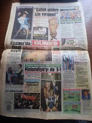 Güneş Gazetesi - Turkish Newspaper - 22 Nisan 1989 - Turgut Özal cumhurbaşkanlığı'na adaylığı konusuna açıklık getirdi ben paratonerim - Süleyman Demirel işçi direnişini destekledi - İstanbul büyükşehir Belediye Başkanı Nurettin Sözen UYUM'da usulsüzlük var 18 villa yıkılacak Fotoğrafı - sahne yasağının kalkmasından sonra gazinolarda boy gösteren Bülent Ersoy vergi şampiyonu oldu fotoğraf - Selahattin Beyazıt vergi milyarderi - Türk Nazi çatışması - Sakıp Sabancı ameliyat olacak - ilk Türk uydusu 92'de atılacak - Göremenin Refah Partili Belediye Başkanı Cavit Kardeş turistlere savaş açacak Fotoğrafı - kültür bakanı Namık Zeybek - Beşiktaş'ın efsane adamı Hakkı Kaptan yazan Güven Taner - Devlet bakanı Saffet Sert Etibank tayinlerine el attı - Sağın alternatifi sağ mı yazar İsmail Cem - Küçük Ceylan Küçük Emrah'a vergilerde fark attı Fotoğrafı - Fuzuli ve Leyla Ve Mecnun'u - TBKP yöneticileri Haydar Kutlu ve Nihat Sargın davasında olay - Mehmet Keçeciler ile Necmettin Erbakan kucaklaştı