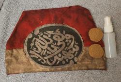 ESKİLERDEN DERGAH TAKKE + 2 ADET KERBELA TOPRAĞI + MEKKEDEN KABE ÖRTÜSÜ KOKU. LOT.