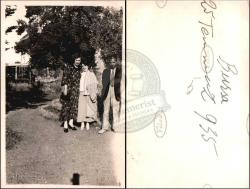 Bursa, Bahçe, Fotoğraf, 1940’lar: Ağaçlık alanda yürüyüş sırasında poz veren iki kadın ve bir erkek, konut yapısı önünde açık hava sahnesi.