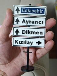 Eskişehir Ankara yol yön tabelası taşıyıcı tır kamyon üzerinde araba mevcut matchbox mini model metal polis arabası koleksiyon dekor tasarım hediye hobi minyatür diorama reklam promosyon