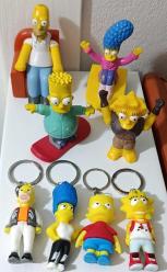 Simpsons ailesi figür oyuncak anahtarlık süs set. Figürlerde boya kusurları mevcuttur. Anahtarlıklar sıfır dır. Koleksiyon nostalji tasarım dekor hediye vintage retro hobi reklam promosyon minyatür diorama