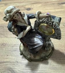 Antika Görünümlü Klasik Kadın Figürlü Masa Saati Zarif kadın figürü ve barok tarzı detaylarla süslenmiş, estetik bir dekoratif objedir. Temiz kullanılmış, vintage bir görünüme sahiptir. Hem saat hem de biblo olarak kullanılabilir. Çalışma masası, konsol üzeri veya kitaplık için mükemmel bir aksesuardır. Şık bir hediye seçeneği olabilir. Poliresin/Döküm benzeri dayanıklı malzeme. Çalışır durumda. 19x 14 cm