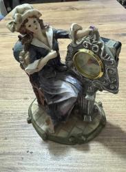 Antika Görünümlü Klasik Kadın Figürlü Masa Saati Zarif kadın figürü ve barok tarzı detaylarla süslenmiş, estetik bir dekoratif objedir. Temiz kullanılmış, vintage bir görünüme sahiptir. Hem saat hem de biblo olarak kullanılabilir. Çalışma masası, konsol üzeri veya kitaplık için mükemmel bir aksesuardır. Şık bir hediye seçeneği olabilir. Poliresin/Döküm benzeri dayanıklı malzeme. Çalışır durumda. 19x 14 cm