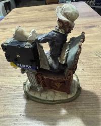 Antika Görünümlü Klasik Kadın Figürlü Masa Saati Zarif kadın figürü ve barok tarzı detaylarla süslenmiş, estetik bir dekoratif objedir. Temiz kullanılmış, vintage bir görünüme sahiptir. Hem saat hem de biblo olarak kullanılabilir. Çalışma masası, konsol üzeri veya kitaplık için mükemmel bir aksesuardır. Şık bir hediye seçeneği olabilir. Poliresin/Döküm benzeri dayanıklı malzeme. Çalışır durumda. 19x 14 cm