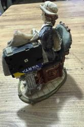 Antika Görünümlü Klasik Kadın Figürlü Masa Saati Zarif kadın figürü ve barok tarzı detaylarla süslenmiş, estetik bir dekoratif objedir. Temiz kullanılmış, vintage bir görünüme sahiptir. Hem saat hem de biblo olarak kullanılabilir. Çalışma masası, konsol üzeri veya kitaplık için mükemmel bir aksesuardır. Şık bir hediye seçeneği olabilir. Poliresin/Döküm benzeri dayanıklı malzeme. Çalışır durumda. 19x 14 cm