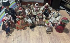 Vintage El yapımı geleneksel kıyafetli etnik bebekler. Farklı ülke ve yörelere ait folklorik giysiler, detaylı işçilik. Koleksiyonluk ve dekoratif amaçlı uygundur. Kosova’dan satın alındı. Boyları 17 cm ve 31 cm arasında değişik ölçülerde  Toplam 13 Adet