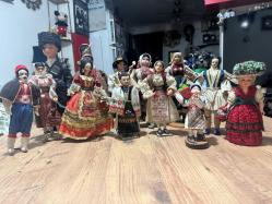 Vintage El yapımı geleneksel kıyafetli etnik bebekler. Farklı ülke ve yörelere ait folklorik giysiler, detaylı işçilik. Koleksiyonluk ve dekoratif amaçlı uygundur. Kosova’dan satın alındı. Boyları 17 cm ve 31 cm arasında değişik ölçülerde  Toplam 13 Adet