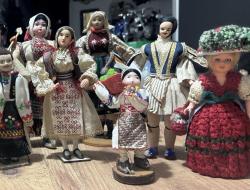 Vintage El yapımı geleneksel kıyafetli etnik bebekler. Farklı ülke ve yörelere ait folklorik giysiler, detaylı işçilik. Koleksiyonluk ve dekoratif amaçlı uygundur. Kosova’dan satın alındı. Boyları 17 cm ve 31 cm arasında değişik ölçülerde  Toplam 13 Adet