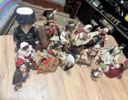 Vintage El yapımı geleneksel kıyafetli etnik bebekler. Farklı ülke ve yörelere ait folklorik giysiler, detaylı işçilik. Koleksiyonluk ve dekoratif amaçlı uygundur. Kosova’dan satın alındı. Boyları 17 cm ve 31 cm arasında değişik ölçülerde  Toplam 13 Adet