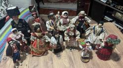 Vintage El yapımı geleneksel kıyafetli etnik bebekler. Farklı ülke ve yörelere ait folklorik giysiler, detaylı işçilik. Koleksiyonluk ve dekoratif amaçlı uygundur. Kosova’dan satın alındı. Boyları 17 cm ve 31 cm arasında değişik ölçülerde  Toplam 13 Adet