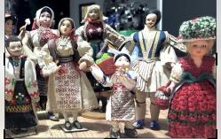 Vintage El yapımı geleneksel kıyafetli etnik bebekler. Farklı ülke ve yörelere ait folklorik giysiler, detaylı işçilik. Koleksiyonluk ve dekoratif amaçlı uygundur. Kosova’dan satın alındı. Boyları 17 cm ve 31 cm arasında değişik ölçülerde  Toplam 13 Adet