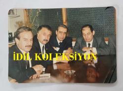 MİLLETVEKİLİ ve CHP ESKİ GENEL BAŞKAN VEKİLİ CEVDET SELVİ'NİN ORİJİNAL FOTOĞRAFI - 12,5 x 9 cm EBADINDA - CEVDET SELVİ, ETHEM CANKURTARAN, HASAN FEHMİ GÜNEŞ ve KEMAL ANADOL İLE YAN YANA OTURURKEN ÇEKİLMİŞ BİR KARE