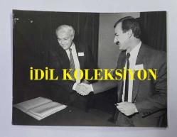 MİLLETVEKİLİ ve CHP ESKİ GENEL BAŞKAN VEKİLİ CEVDET SELVİ'NİN ORİJİNAL FOTOĞRAFI - 12 x 9 cm EBADINDA - CEVDET SELVİ KONUĞUYLA TOKALAŞIRKEN ÇEKİLMİŞ BİR KARE