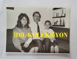 MİLLETVEKİLİ ve CHP ESKİ GENEL BAŞKAN VEKİLİ CEVDET SELVİ'NİN ORİJİNAL FOTOĞRAFI - 12 x 8,5 cm EBADINDA - CEVDET SELVİ ÇOCUKLARIYLA BİRLİKTE POZ VERİRKEN ÇEKİLMİŞ BİR KARE