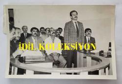 MİLLETVEKİLİ ve CHP ESKİ GENEL BAŞKAN VEKİLİ CEVDET SELVİ'NİN ORİJİNAL FOTOĞRAFI - 18 x 12 cm EBADINDA - CEVDET SELVİ, PETROL İŞ SENDİKASI GENEL BAŞKANI OLDUĞU DÖNEMDE  4 YÖNETİM KURULU ÜYESİ ve 4 İŞÇİYLE BİRLİKTE TÜRKAY ORMAN SANAYİİNDEKİ GREV NEDENİYLE SARIYER ASLİYE CEZA MAHKEMESİNDE YARGILANIRKEN ÇEKİLMİŞ BİR KARE. 1987. RAİF AYDIN