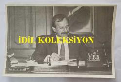 MİLLETVEKİLİ ve CHP ESKİ GENEL BAŞKAN VEKİLİ CEVDET SELVİ'NİN ORİJİNAL FOTOĞRAFI - 18 x 12 cm EBADINDA - CEVDET SELVİ ÇALIŞMA MASASINDA BELGE İMZALARKEN ÇEKİLMİŞ BİR KARE