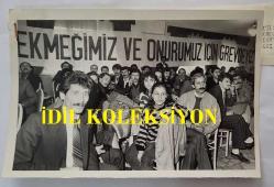 MİLLETVEKİLİ ve CHP ESKİ GENEL BAŞKAN VEKİLİ CEVDET SELVİ'NİN PETROL İŞ SENDİKASI GENEL BAŞKANI OLARAK DÜZENLEDİĞİ ''İŞÇİ SORUNLARININ DEĞERLENDİRİLMESİ'' KONULU TOPLANTIDA ÇEKİLMİŞ ORİJİNAL BİR FOTOĞRAF - 18 x 12 cm EBADINDA  - 1987