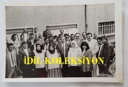 MİLLETVEKİLİ ve CHP ESKİ GENEL BAŞKAN VEKİLİ CEVDET SELVİ'NİN ORİJİNAL FOTOĞRAFI - 18 x 12 cm EBADINDA - CEVDET SELVİ, SHP GENEL SEKRETER YARDIMCISI OLDUĞU DÖNEMDE PİLMA-TUDOR PİL FABRİKASI İŞÇİLERİNİN GREVİNE DESTEK VERİRKEN ÇEKİLMİŞ BİR KARE
