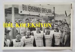 MİLLETVEKİLİ ve CHP ESKİ GENEL BAŞKAN VEKİLİ CEVDET SELVİ'NİN ORİJİNAL FOTOĞRAFI - 18 x 12 cm EBADINDA - CEVDET SELVİ, PETROL-İŞ GREVİNDE İŞÇİLERE DESTEK VERİRKEN ÇEKİLMİŞ BİR KARE