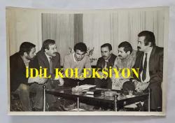 MİLLETVEKİLİ ve CHP ESKİ GENEL BAŞKAN VEKİLİ CEVDET SELVİ'NİN ORİJİNAL 2'Lİ FOTOĞRAF SETİ - 18 x 12 cm EBADINDA - CEVDET SELVİ TOPLANTI HALİNDEYKEN ÇEKİLMİŞ 2 FARKLI KARE