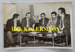 MİLLETVEKİLİ ve CHP ESKİ GENEL BAŞKAN VEKİLİ CEVDET SELVİ'NİN ORİJİNAL 2'Lİ FOTOĞRAF SETİ - 18 x 12 cm EBADINDA - CEVDET SELVİ TOPLANTI HALİNDEYKEN ÇEKİLMİŞ 2 FARKLI KARE