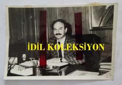 MİLLETVEKİLİ ve CHP ESKİ GENEL BAŞKAN VEKİLİ CEVDET SELVİ'NİN ORİJİNAL FOTOĞRAFI - 18 x 12 cm EBADINDA - CEVDET SELVİ ÇALIŞMA MASASINDA POZ VERİRKEN ÇEKİLMİŞ BİR KARE