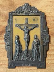 Fransa, İsa Mesih Çarmıhta Temalı İkona. (Solda: Yukarı Bakan Meryem Ana. Sağda: Havari Yuhanna'yı gösteriyor.) Mükemmel Detaylı/Kabartmalı Metal Döküm, Kısmi Altın Kaplamalı. Kullanılmış/Yaşlanma Belirtileriyle Birlikte İyi Durumda. (Patinalı) Elde Taşımaya ve Duvarda Sergilemeye Uygundur. 1945-50'ler. (6,5×9,3 cm) Made in France Damgalı.