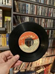 Erol Büyükburç / 1. Karakaş Gözlerin Elmas 2. Kapı Önünde Durdum (A) - Tamo Et Tamero (Give Me Your Love) (B)