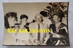 Efemera - EROL SABANCI'NIN ORİJİNAL FOTOĞRAFI - 18 x 12 cm EBADINDA - AKBANK YÖNETİM KURULU BAŞKAN YARDIMCISI EROL SABANCI EŞİ BELKIS SABANCI ve KIZLARI ÇİĞDEM ve SUZAN'LA BİRLİKTE KOKTEYLDE KADRAJA POZ VERİRKEN ÇEKİLMİŞ BİR KARE.  TEMMUZ 1984 - kitantik - kitaLog