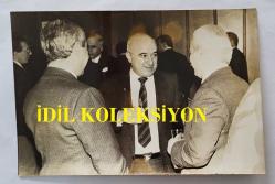 EROL SABANCI'NIN ORİJİNAL FOTOĞRAFI - 18 x 12 cm EBADINDA - AKBANK YÖNETİM KURULU İKİNCİ BAŞKANI EROL SABANCI BALODA KONUKLARIYLA İLGİLENİRKEN ÇEKİLMİŞ BİR KARE